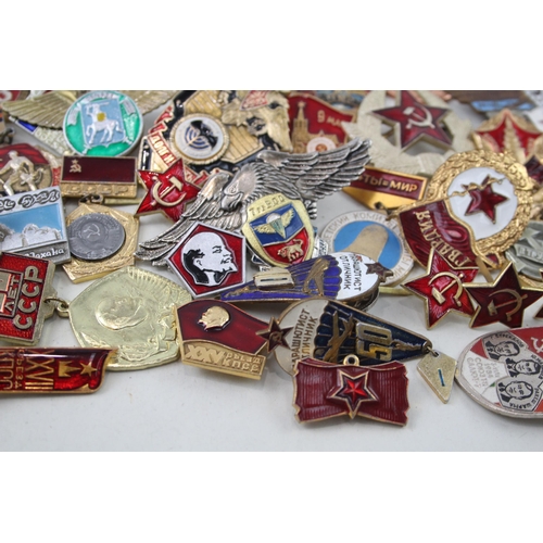 2277 - A collection of USSR military badges