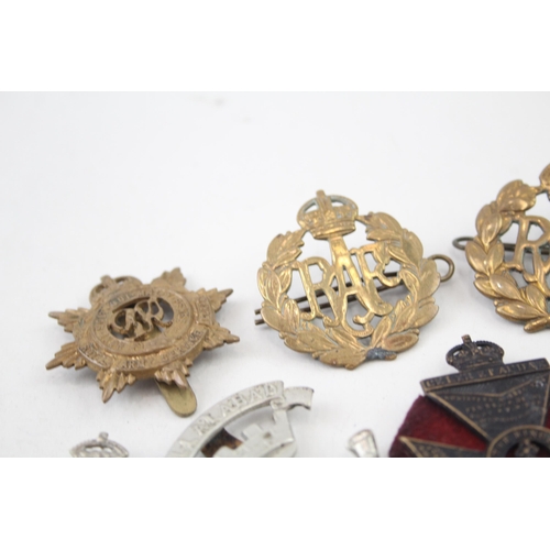 2279 - Ten military cap badges