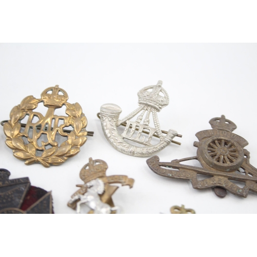 2279 - Ten military cap badges