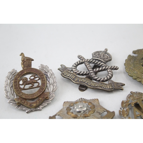 2285 - Ten military cap badges