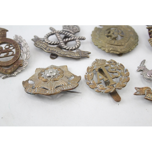 2285 - Ten military cap badges