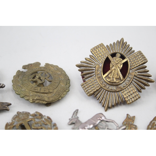 2285 - Ten military cap badges