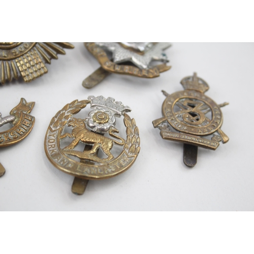 2285 - Ten military cap badges