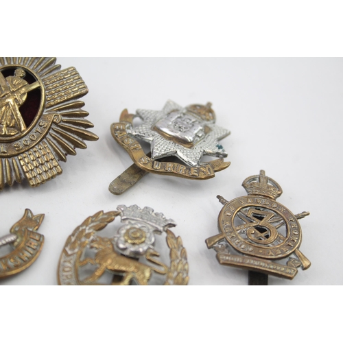 2285 - Ten military cap badges