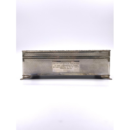 2243 - A Harman Brothers hallmarked Birmingham silver presentation cigarette box, dated 1985 - approx. gros... 