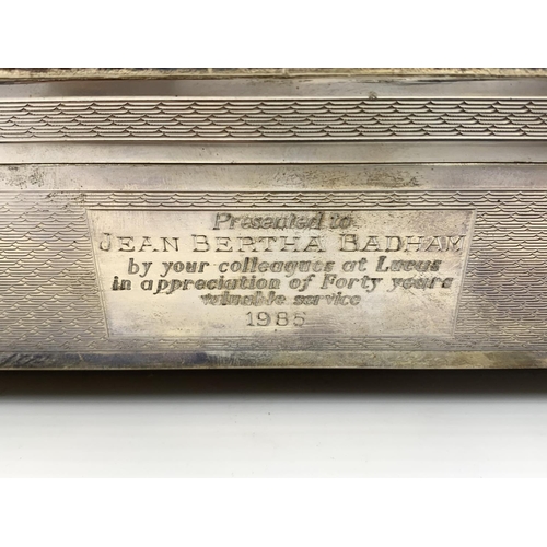 2243 - A Harman Brothers hallmarked Birmingham silver presentation cigarette box, dated 1985 - approx. gros... 