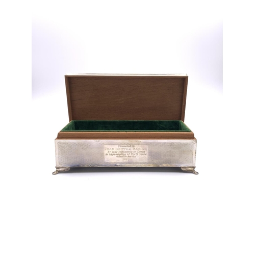 2243 - A Harman Brothers hallmarked Birmingham silver presentation cigarette box, dated 1985 - approx. gros... 