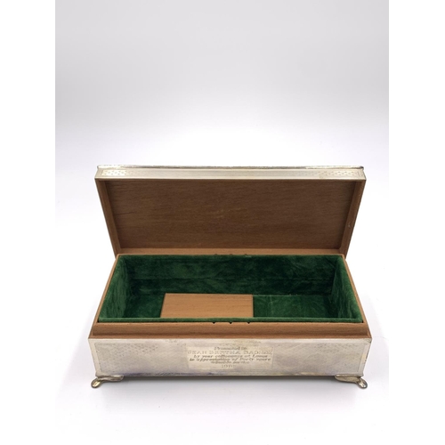 2243 - A Harman Brothers hallmarked Birmingham silver presentation cigarette box, dated 1985 - approx. gros... 