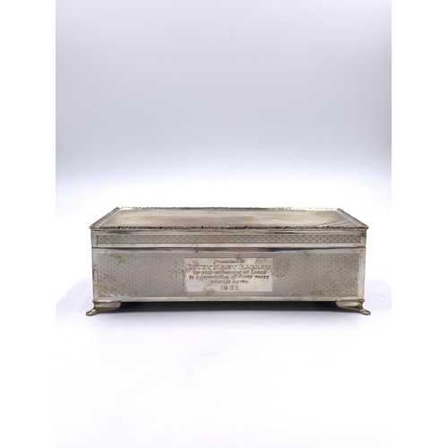 2244 - A Harman Brothers hallmarked Birmingham silver presentation cigarette box, dated 1985 - approx. gros... 