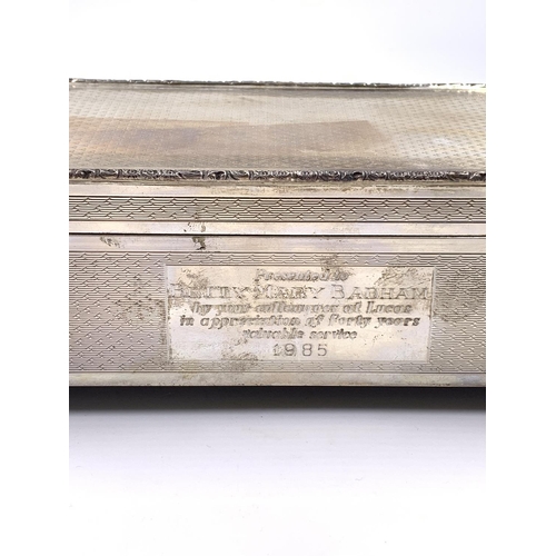 2244 - A Harman Brothers hallmarked Birmingham silver presentation cigarette box, dated 1985 - approx. gros... 