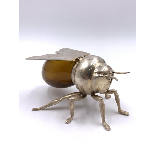 2250 - A Roberts & Belk Sheffield silver plate and amber glass novelty bee honey pot - approx. 9cm high x 1... 