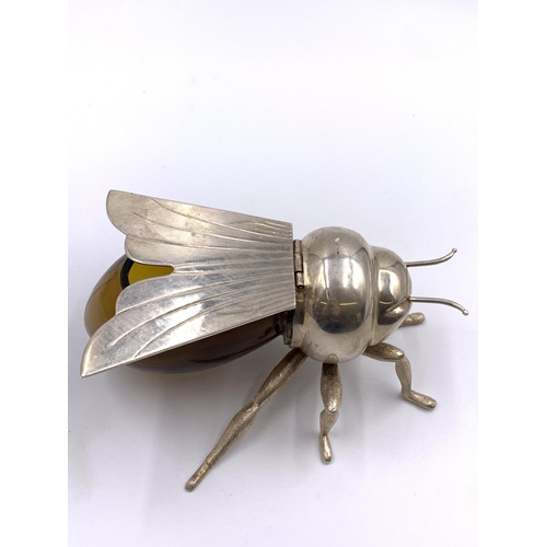 2250 - A Roberts & Belk Sheffield silver plate and amber glass novelty bee honey pot - approx. 9cm high x 1... 