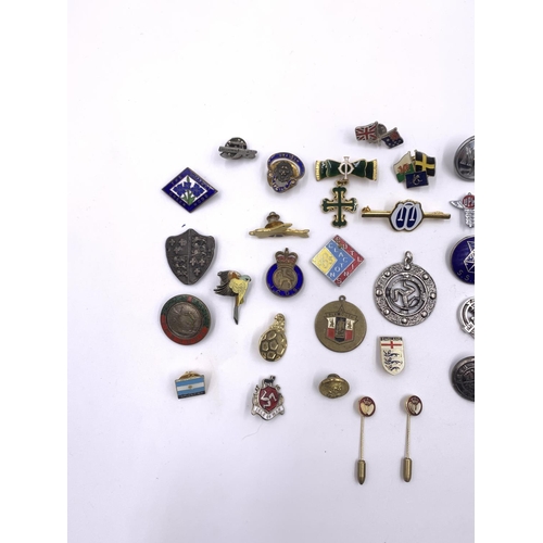 2258 - A collection of badges, medallions and buttons