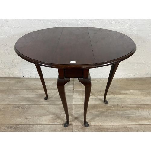 28 - A Georgian style mahogany drop leaf gate leg oval occasional table on cabriole supports - approx. 62... 