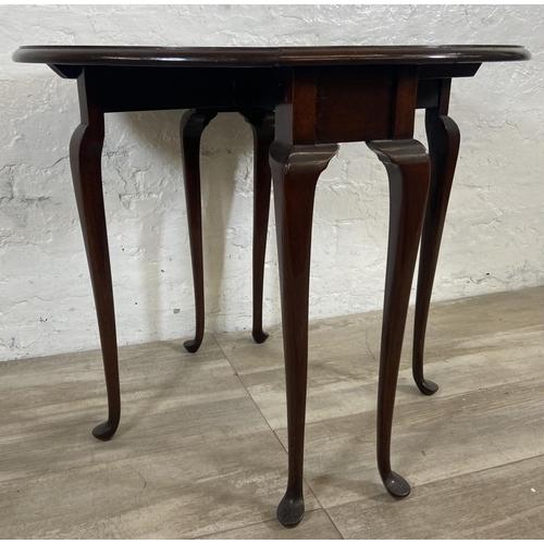 28 - A Georgian style mahogany drop leaf gate leg oval occasional table on cabriole supports - approx. 62... 