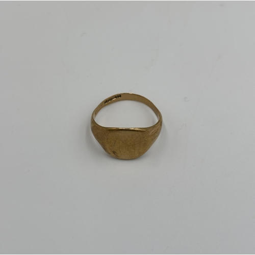 2131 - A hallmarked Sheffield 9ct gold signet ring, size P - approx. gross weight 3.5g