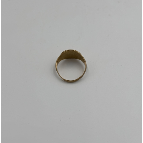 2131 - A hallmarked Sheffield 9ct gold signet ring, size P - approx. gross weight 3.5g