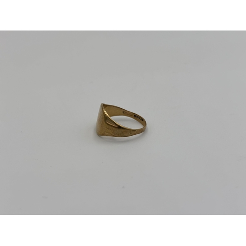 2131 - A hallmarked Sheffield 9ct gold signet ring, size P - approx. gross weight 3.5g