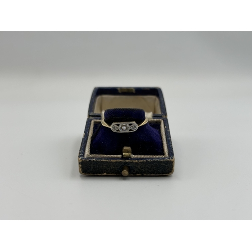 2133 - An Art Deco 18ct and platinum diamond trilogy ring, size O - approx. gross weight 2.3g