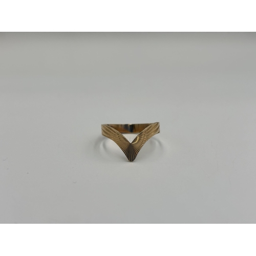 2136 - A hallmarked London 9ct gold chevron ring, size O - approx. gross weight 1.5g