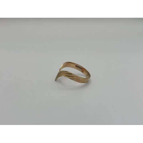 2136 - A hallmarked London 9ct gold chevron ring, size O - approx. gross weight 1.5g