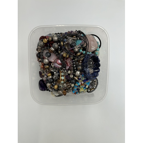 2147 - Approx. 2kg of gemstone jewellery to include lapis lazuli bracelet, rose quartz pendant, amethyst pe... 