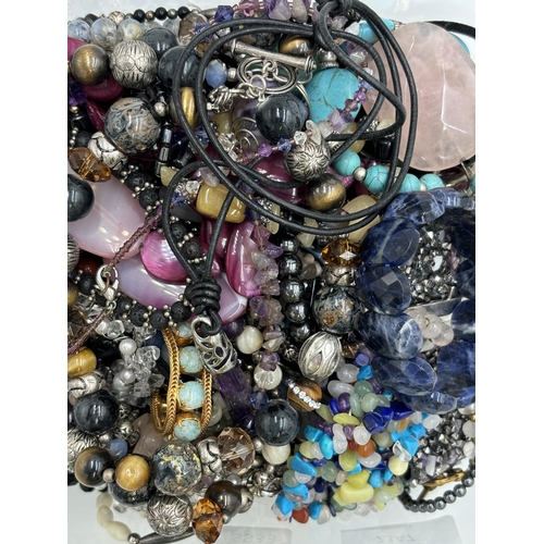 2147 - Approx. 2kg of gemstone jewellery to include lapis lazuli bracelet, rose quartz pendant, amethyst pe... 