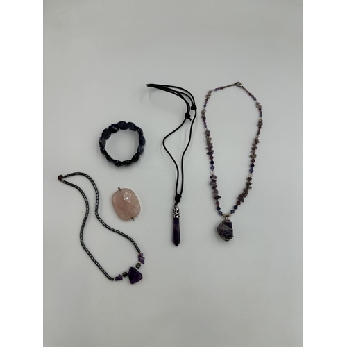 2147 - Approx. 2kg of gemstone jewellery to include lapis lazuli bracelet, rose quartz pendant, amethyst pe... 