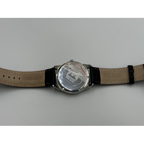 2180 - A Pulsar quartz men's wristwatch - ref no. VJ33-X022