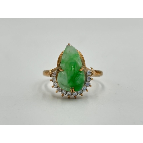 2132 - An 18k gold carved jade frog and clear stone set ring, size P - approx. gross weight 4.1g