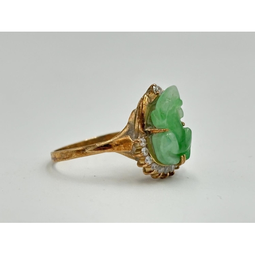 2132 - An 18k gold carved jade frog and clear stone set ring, size P - approx. gross weight 4.1g