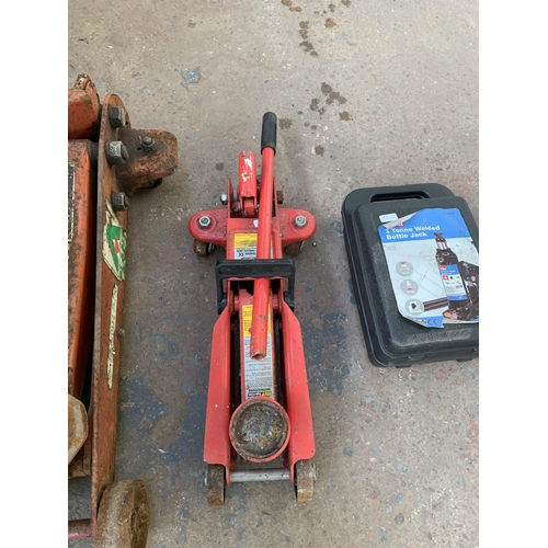 1068 - Three car jacks, two x two tonne trolley and one 3 tonne welded bottle