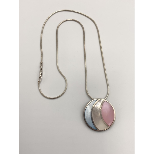 2119 - A .925 silver mother of pearl pendant necklace - approx. gross weight 14.75g and approx. 45cm long