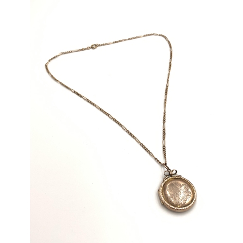 2139 - A 9ct gold chain necklace with yellow metal foliate and bird etched locket - approx. gross weight 10... 