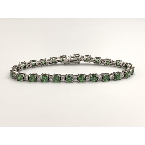 2153 - A .925 silver clear and green gemstone tennis bracelet - approx. gross weight 14g