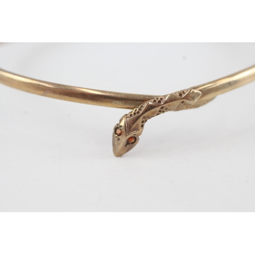 2001 - A 9ct gold garnet set snake bangle - approx. gross weight 5.2g