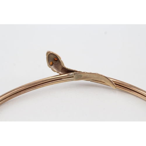 2001 - A 9ct gold garnet set snake bangle - approx. gross weight 5.2g