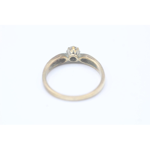 2030 - A 9ct gold diamond single stone ring with diamond set shoulders - approx. gross weight 2.2g