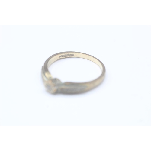 2030 - A 9ct gold diamond single stone ring with diamond set shoulders - approx. gross weight 2.2g