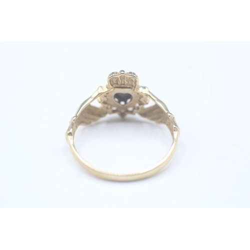 2031 - A 9ct gold sapphire and cubic zirconia claddagh ring - approx. gross weight 2.1g