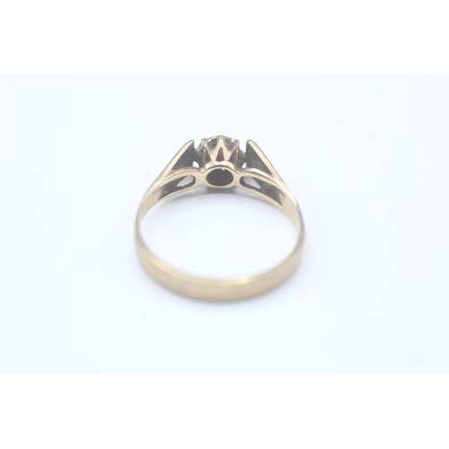 2032 - A 9ct gold diamond single stone ring - approx. gross weight 1.6g