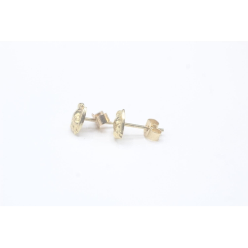 2034 - A pair of 9ct gold fish stud earrings - approx. gross weight 0.4g