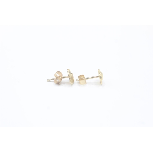 2034 - A pair of 9ct gold fish stud earrings - approx. gross weight 0.4g