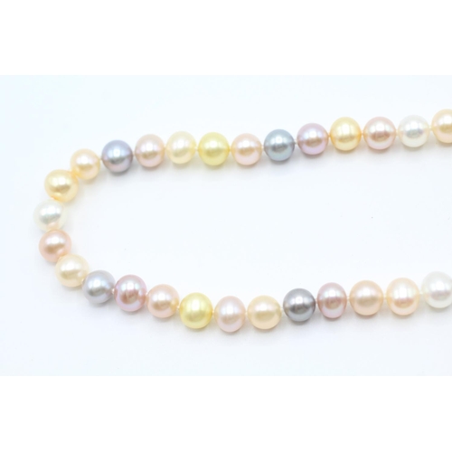 2047 - A vari-hue cultured freshwater pearl single strand necklace with 14ct gold clasp - approx. gross wei... 