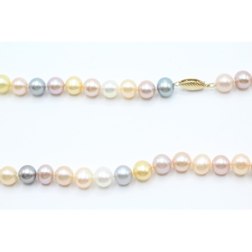 2047 - A vari-hue cultured freshwater pearl single strand necklace with 14ct gold clasp - approx. gross wei... 