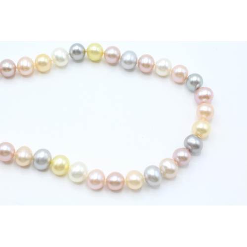 2047 - A vari-hue cultured freshwater pearl single strand necklace with 14ct gold clasp - approx. gross wei... 