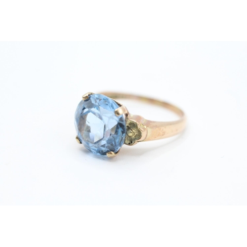 2056 - A 9ct gold round blue gemstone single stone ring - approx. gross weight 3.6g