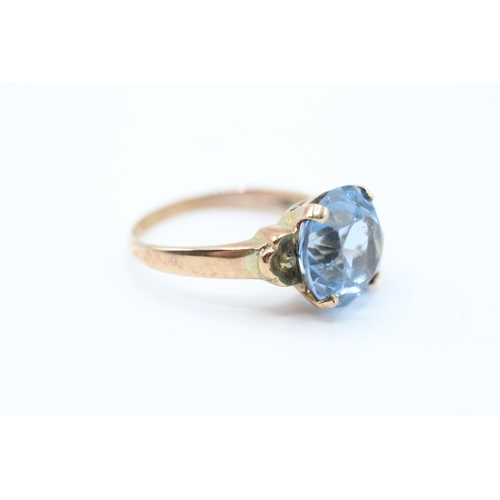 2056 - A 9ct gold round blue gemstone single stone ring - approx. gross weight 3.6g