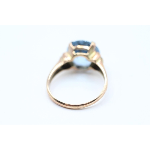 2056 - A 9ct gold round blue gemstone single stone ring - approx. gross weight 3.6g