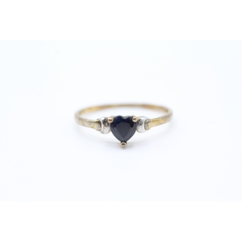 2061 - A 9ct gold sapphire single stone heart ring - approx. gross weight 0.9g